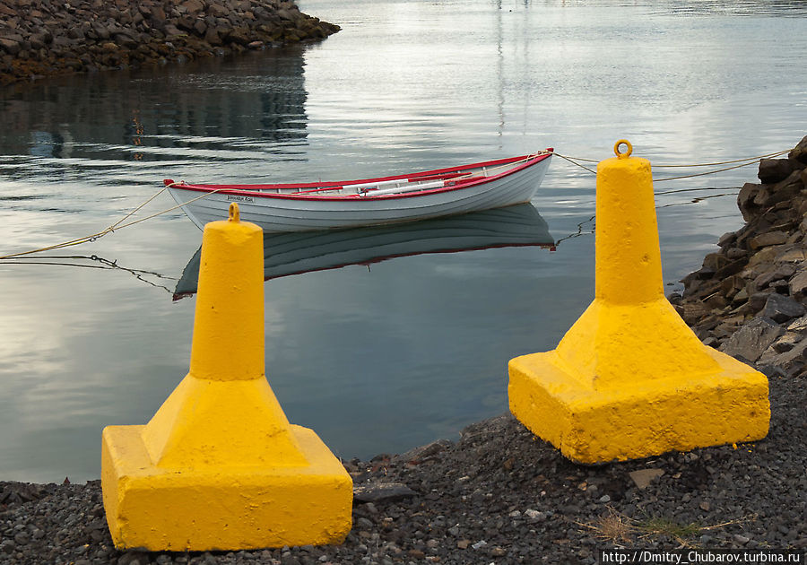 Этюд с лодкой и желтыми блоками, Акурейри Исландия