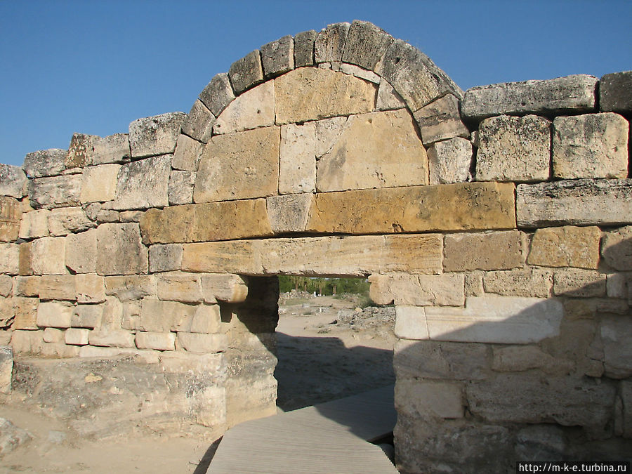 Южные византийские ворота Памуккале (Иерополь античный город), Турция