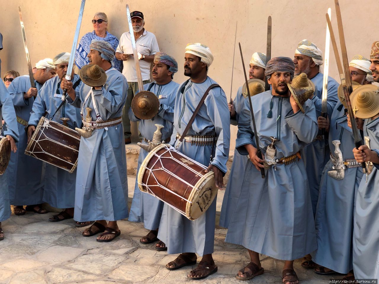 Оман. Мужской танец с саблями Низва, Оман