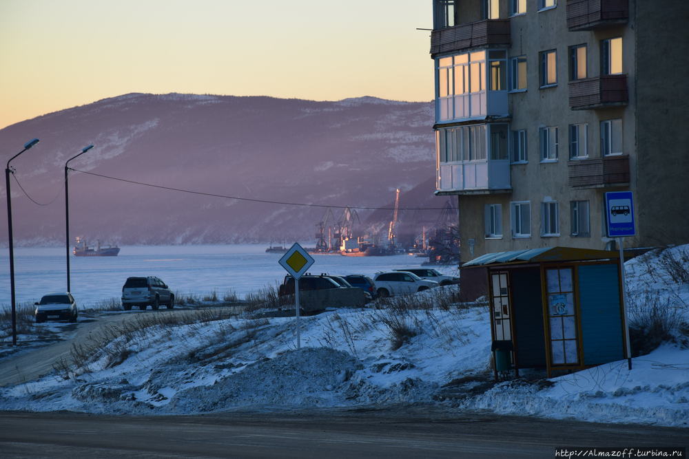 Улицы города магадана. Магадан Охотск. Моргородок Магадан. Богатый поселок в Магадане. Городок в Магадане.