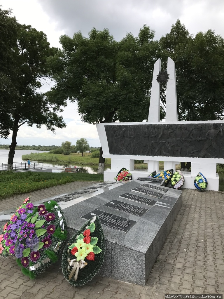 Как и в любом белорусском городе, в Турове чтут и оберегают памятники, посвящённые Великой Отечественной войне Туров, Беларусь