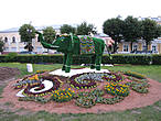 Большой бархатный зелёный слон представлял Индию. Замечу, что выбор животного-символа  весьма перекликается с деятельностью спонсора композиции —  ЗАО «Межавтотранс»:)))