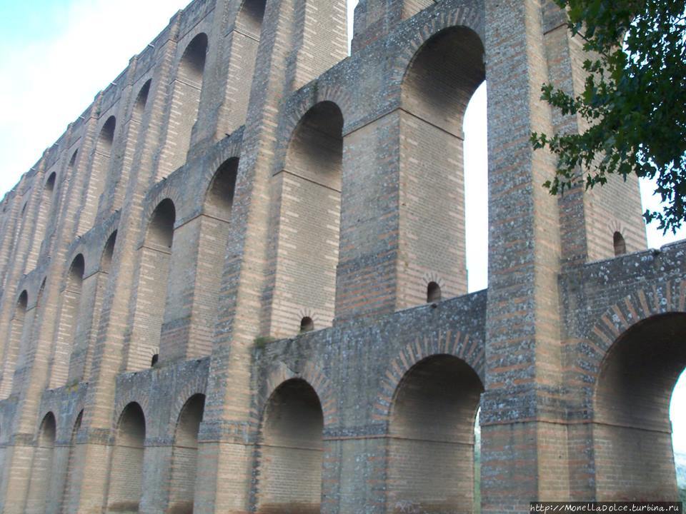 Акведук Каролино и мост Понти Ванвитэллиани Казерта, Италия