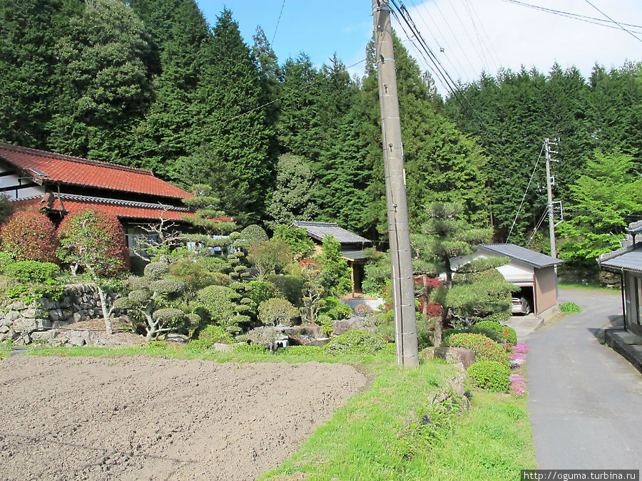 Иногда вдоль высокогорной части тракта попадаются немногочисленные жилища Префектура Гифу, Япония