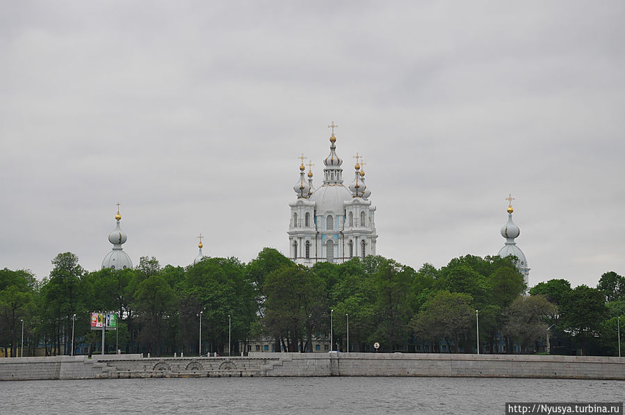 Через Неву прямо напротив гостиницы — Смольный Санкт-Петербург, Россия