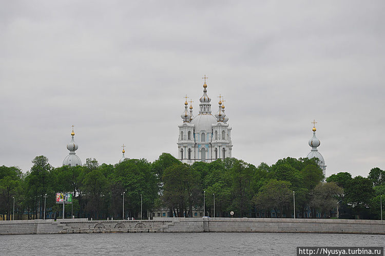 Через Неву прямо напротив