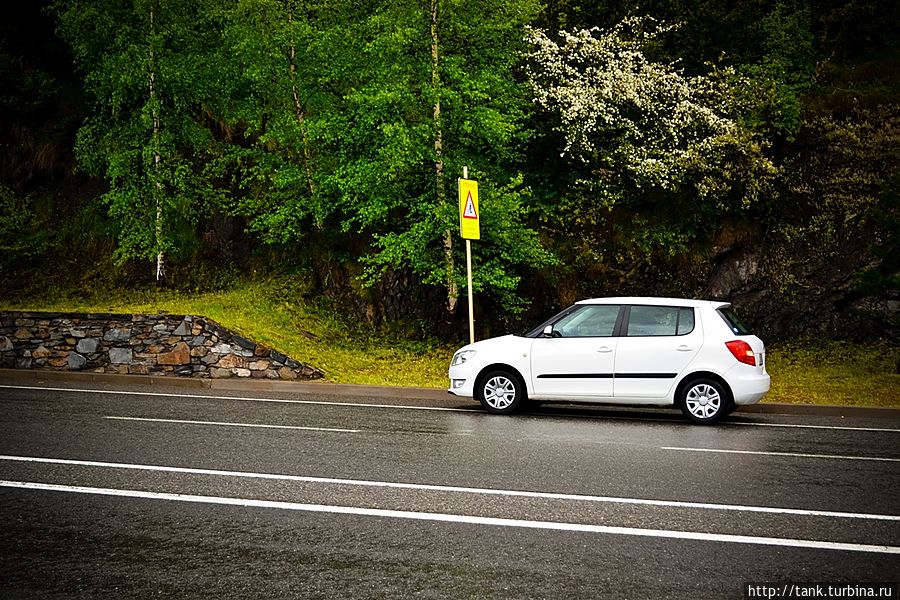 И так, неспешно позавтракав, идем на стоянку за своей бричкой, на выезде из столицы заправляем полный бак, относительно дешевым, по сравнению с Испанией и Францией бензином и в путь.