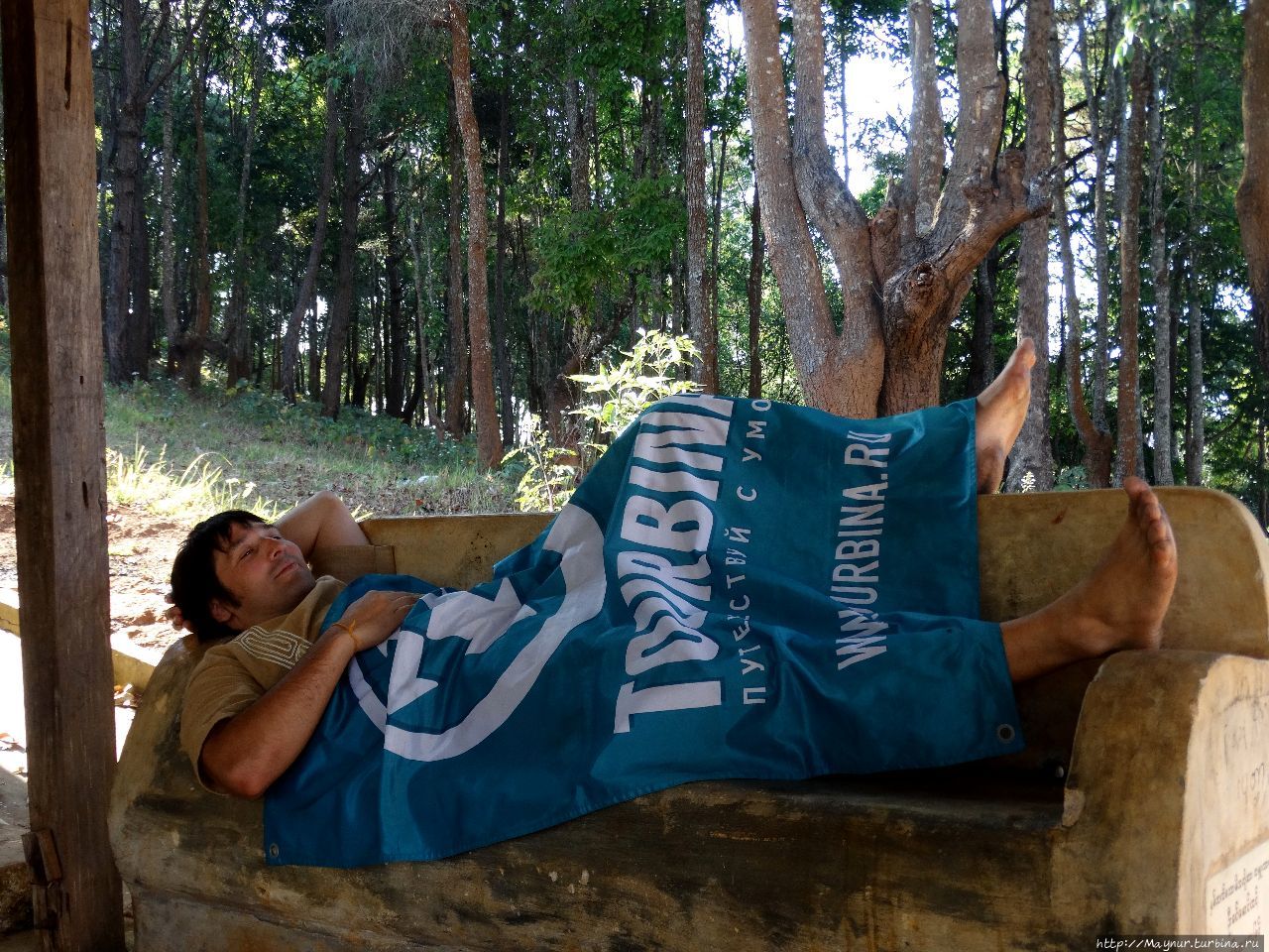 г. Кало. Олег отдыхает на скамейке монастыря. Мандалай, Мьянма