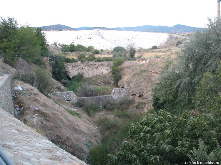 Травертины с Северного входа в Гиераполис Памуккале (Иерополь античный город), Турция
