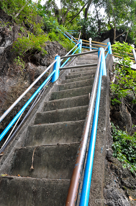 Так она выглядит снизу, практически отвесная стена.