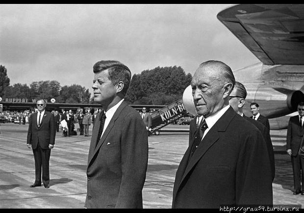 Джон Кеннеди и Конрад Аденауэр, 23 июня 1963 года, аэропорт Кёльн/Бонн (из Интернета) Кёльн, Германия