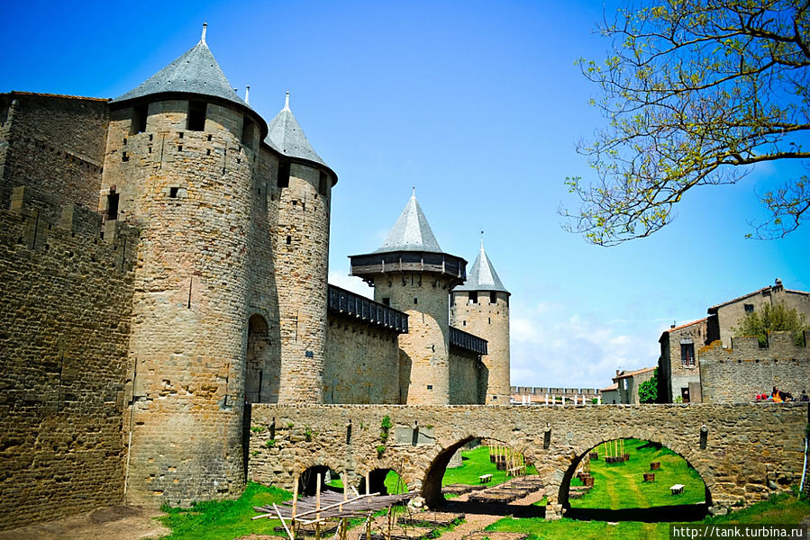 Каркассон заселен со времен античности, в разное время городом правили и римляне, и вестготы, был захвачен сарацинами и франками.
Сегодняшний облик, замка-крепости Каркассон приобретает в XII веке, но многочисленные боевые действия и осады, на протяжении следующих столетий, превратили когда-то могущественный город, в развалины и руины. Крепостные валы превратили в каменные карьеры, растащив, когда защищавшие от врага стены, по кирпичику.