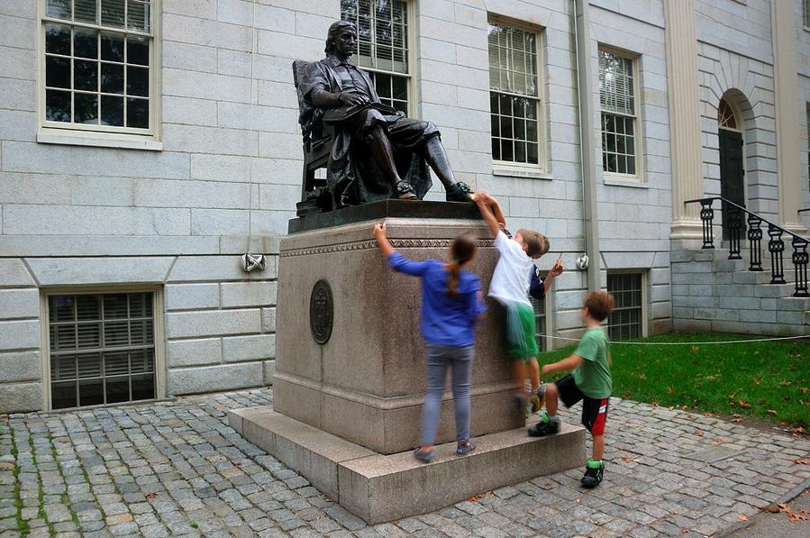 Памятник Джону Гарварду / John Harvard Monument