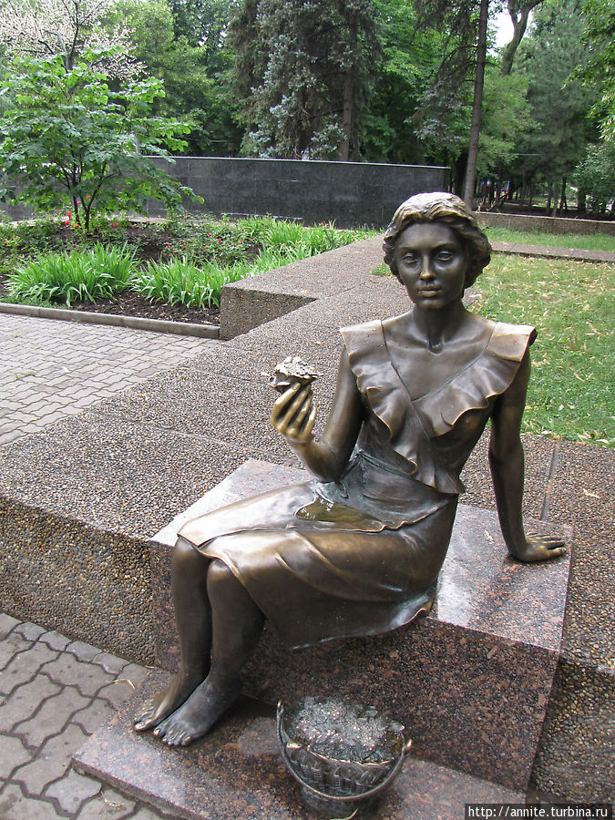 Цветочница анюта. Памятник цветочнице в Ростове на Дону. Скульптура цветочница Ростов-на-Дону. Цветочница памятник Ростов. Цветочница памятник памятник Ростов.