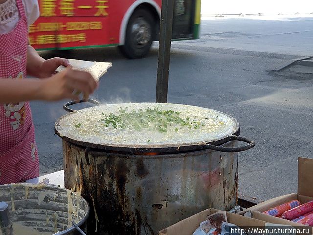 За очень короткий промежуток времени готовятся вот такие вкуснейшие  лепешки. Урумчи, Китай