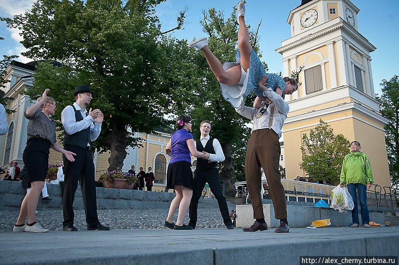 Горячие финские парни и другие девчонки из танцевального клуба Swing Team зажигают на центральной площади