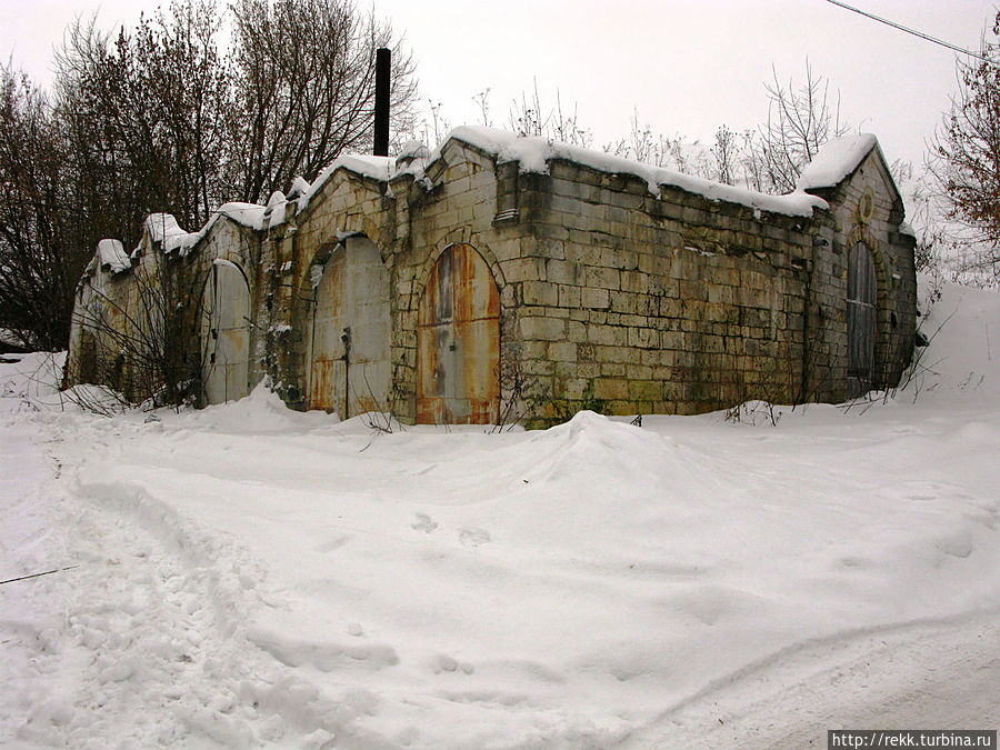 Решив осмотреть валы старого городища на высоком берегу Волги мы наткнулись на каменные строения прямо встроенные в холм. Сразу вспомнилась кузница, построенная А.Н.Львовым в усадьбе Никольское-Черенчицы.