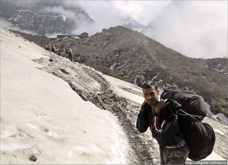 Нашего портера Ома тоже можно считать Снежным человеком. Он уже не один десяток лет водит по горам туристов Национальный парк Аннапурны, Непал