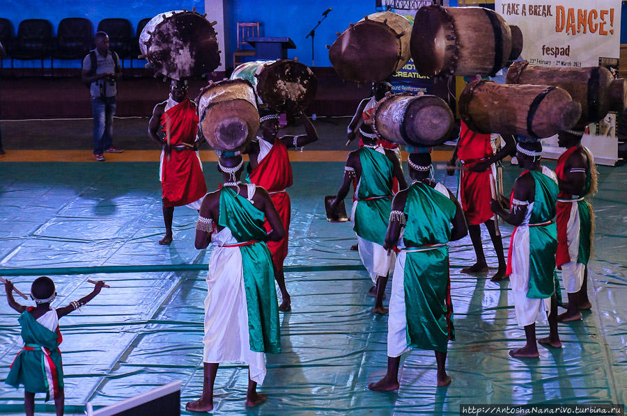 Бурундийские королевские барабанщики. Кигали, Руанда