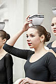 Это явно не русский народный обычай — танцевать с чашками на голове...
*