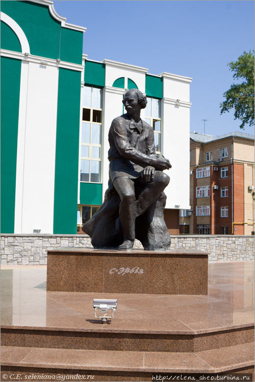 12. Памятник С.Д. Эрьзе перед музеем его имени.