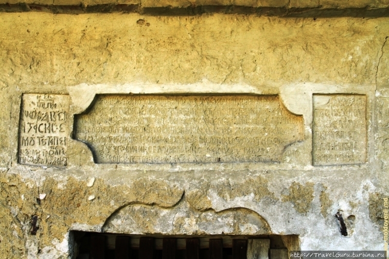 Надпись над входной дверью церкви. locals.md/2014/causeni-biserica/