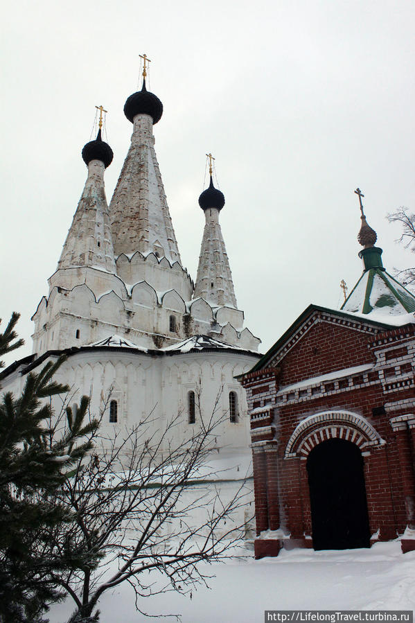 Успенская Дивная церковь (слева) и Неизвестная часовня (справа)