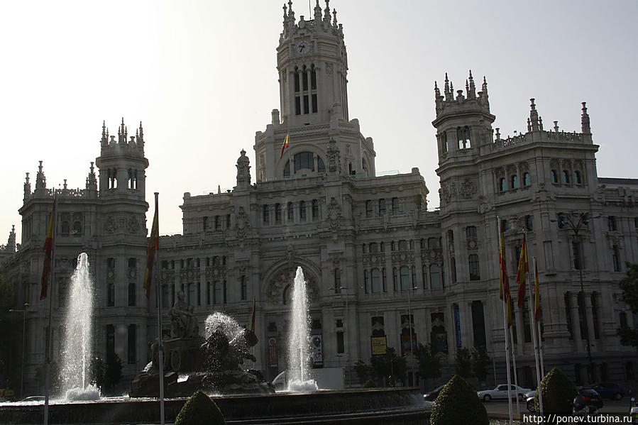 Площадь Сибелес (Plaza de Cibeles) – на площади располагается фонтан со статуей Кибелы, считавшейся богиней плодородия. Позади фонтана возвышается Дворец связи, самое красивое здание Мадрида. Мадрид, Испания