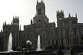 Площадь Сибелес (Plaza de Cibeles) – на площади располагается фонтан со статуей Кибелы, считавшейся богиней плодородия. Позади фонтана возвышается Дворец связи, самое красивое здание Мадрида.