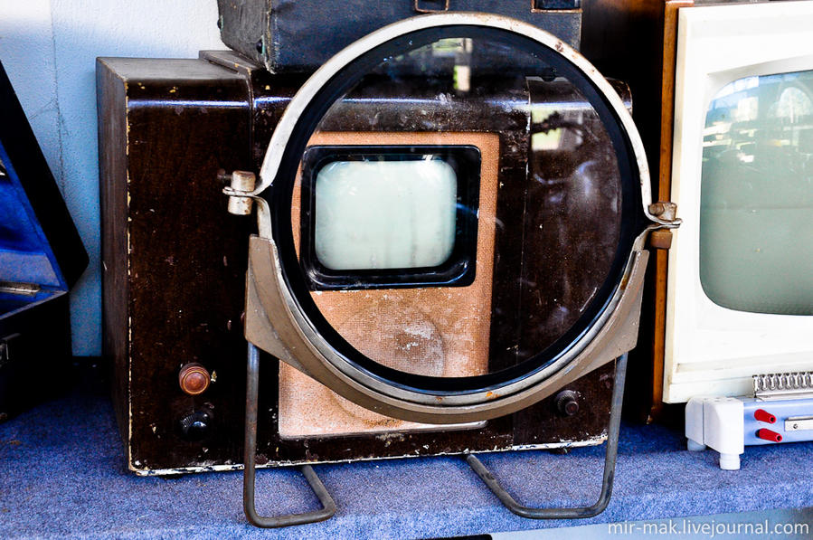 Уникальный экспонат – один из первых телевизоров, который нужно было смотреть через огромную линзу, увеличивающую изображение. Винница, Украина