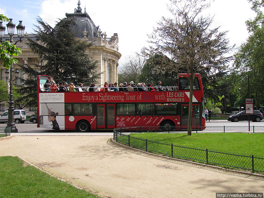 Туристический автобус.Он курсирует вокруг основных достопримечательностей Парижа,конечная остановка Гранд опера. Париж, Франция