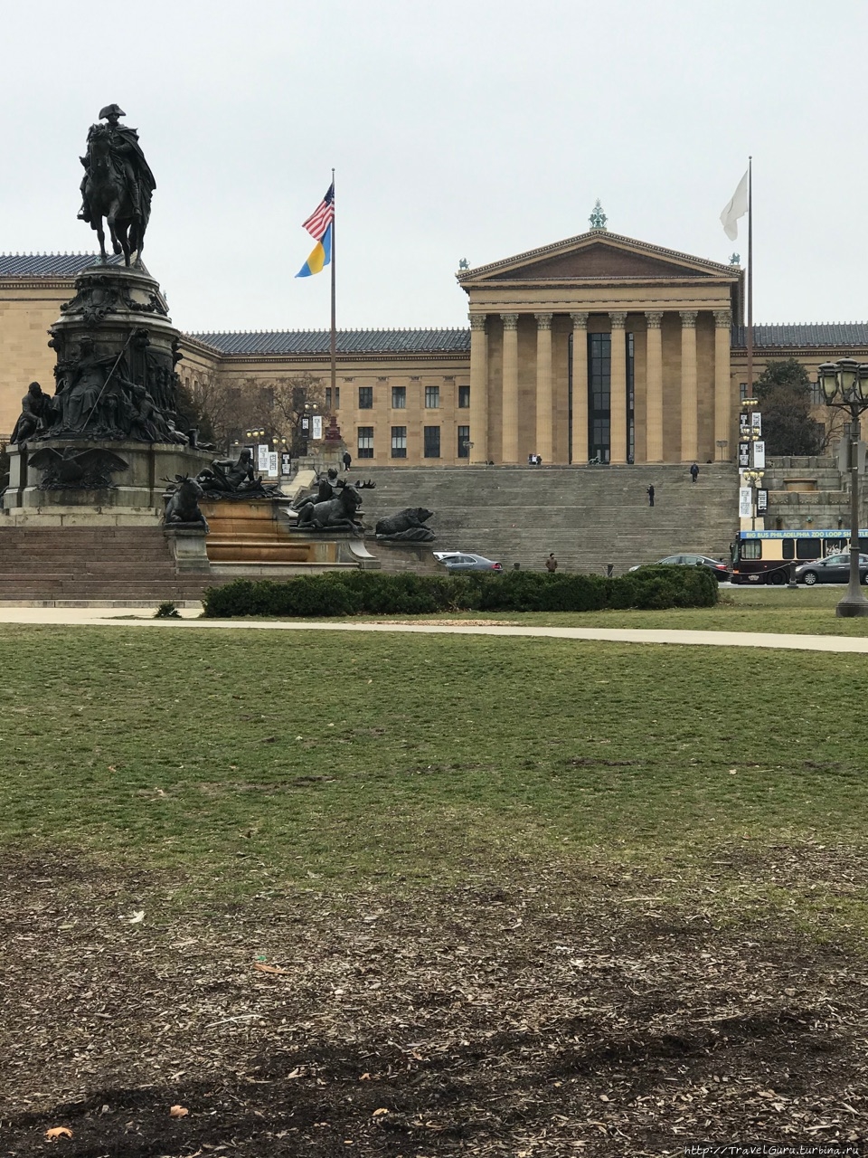 Статуя Джорджа Вашингтона перед художественным музеем Филадельфии Филадельфия, CША