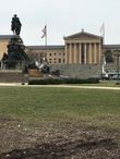 Статуя Джорджа Вашингтона перед художественным музеем Филадельфии