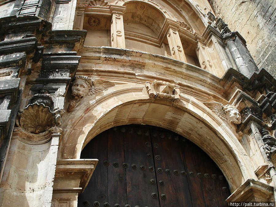 Церковь была полностью разрушена землетрясением в 16 веке. Реконструирована, правда, по некоторым источникам реконструкция не завершена Ронда, Испания