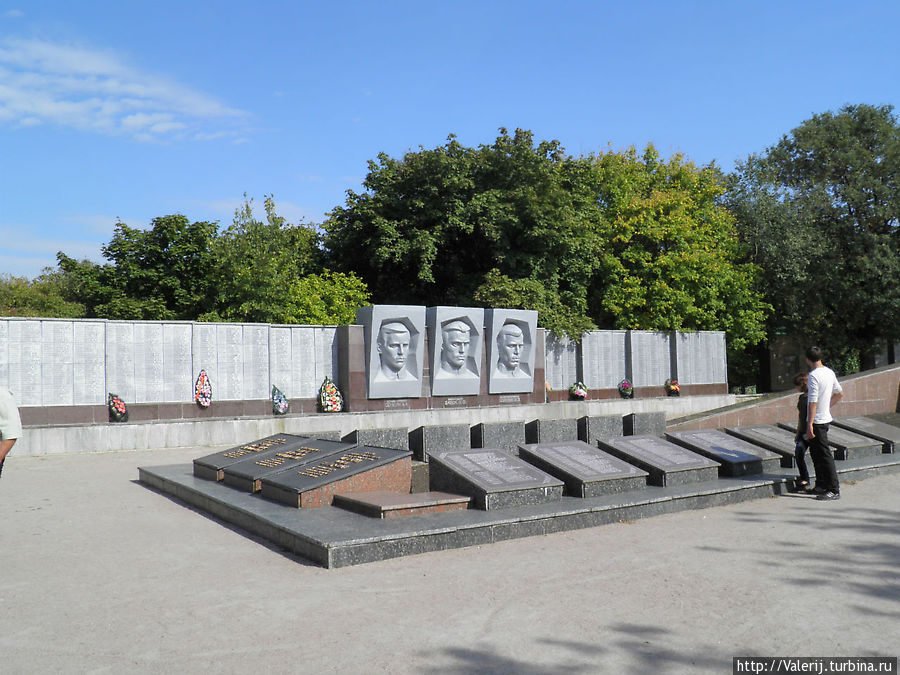 Братская могила воинам, погибшим в ВОВ Донецкая область, Украина