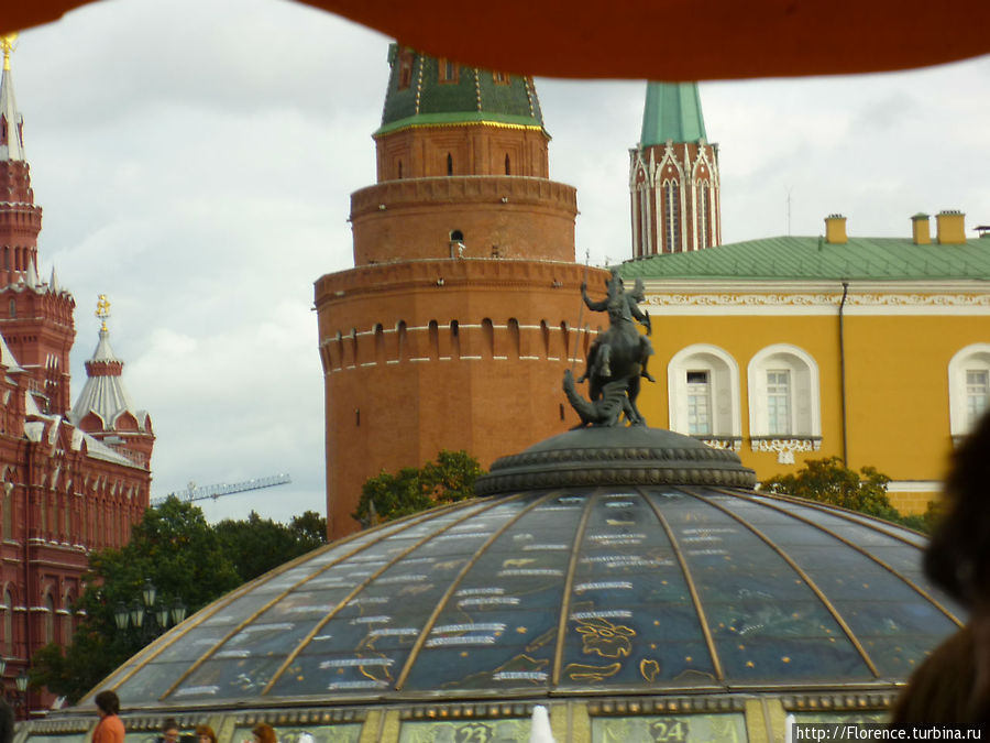 На переднем плане — оформление торгового комплекса Охотный ряд, а то, что на заднем, в комментариях не нуждается Москва, Россия