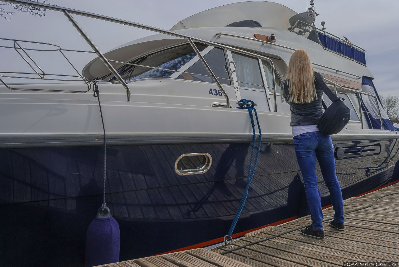 Красивые девушки, лодки, май месяц Рига, Латвия