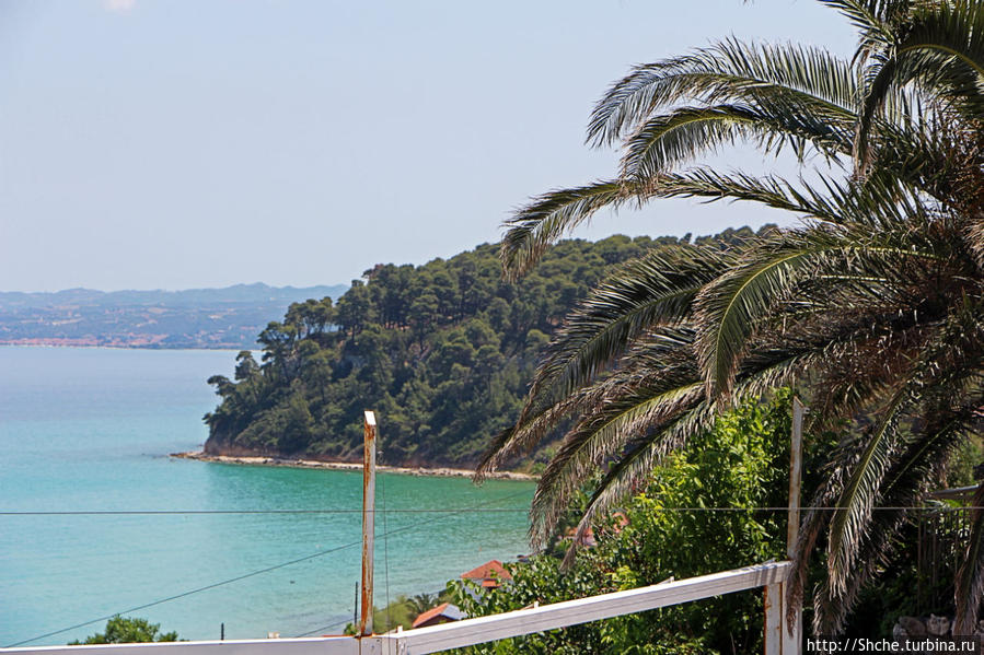 там, за скалой начинаются хорошие пляжи и хорошие отели Каллифея, Греция