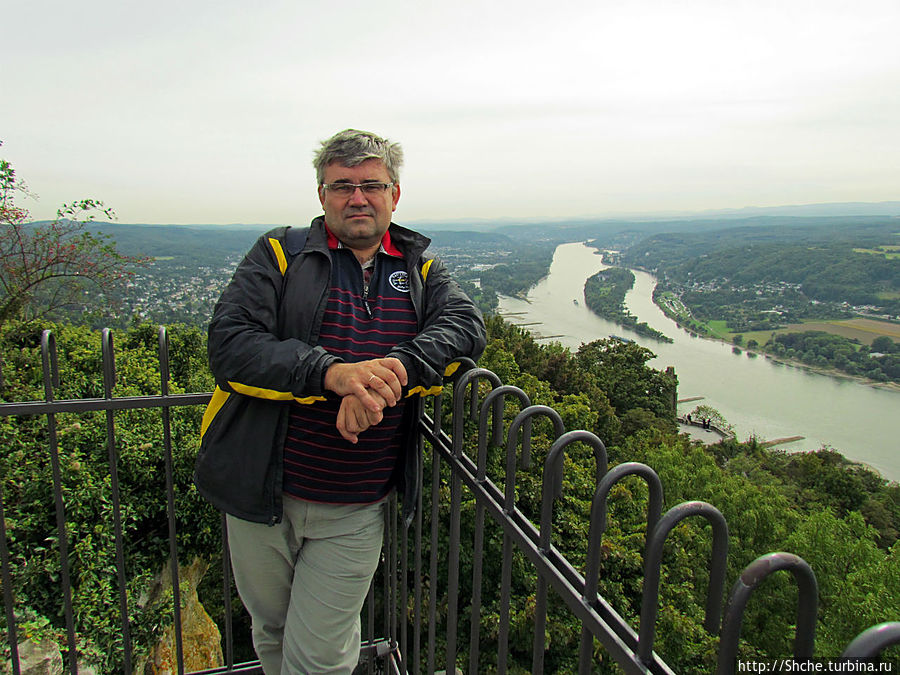 Руины замка Драхенфельс на вершине Скалы Дракона Drachenfels Кёнигсвинтер, Германия