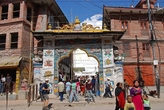 Ворота — новое дополнение, построенное в традиционном тибетском дизайне с восемью благоприятными символами с двух сторон ворот и некоторыми миниатюрными chaityas на вершине. Из интернета