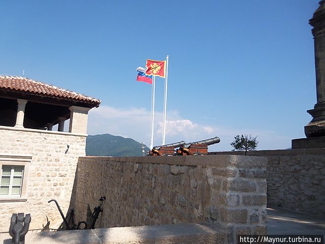 Два флага — они всегда рядом. Херцег-Нови, Черногория