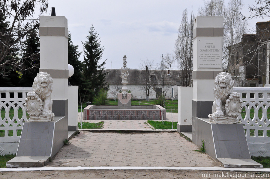 Ворота, ведущие на бывший церковный двор, где установлен фонтан «Ангел Хранитель». Одесская область, Украина