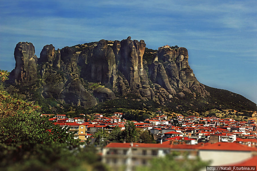 Город Каламбака, раскинувшийся у подножья скал Фессалия, Греция
