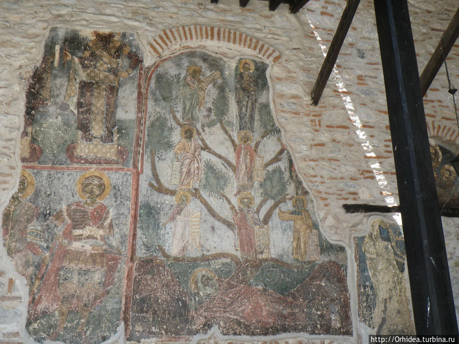 Живописное озеро и росписная церковь в царстве шуб Кастория, Греция