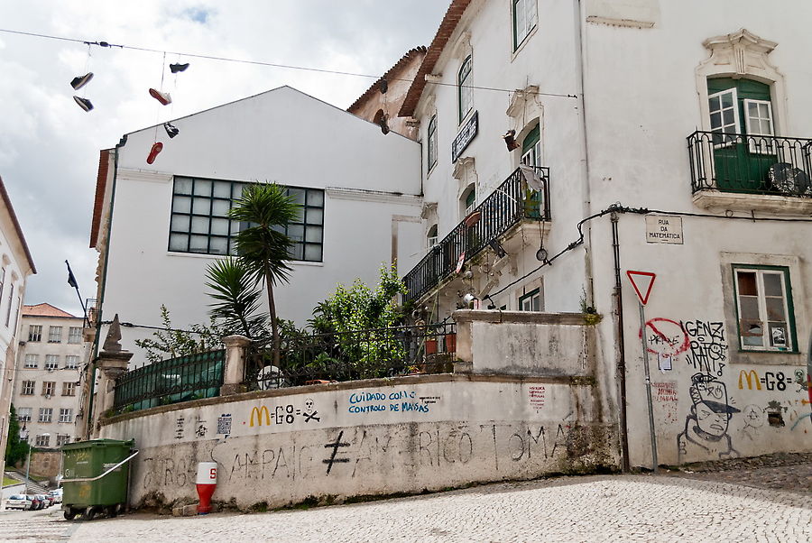 То что в городе много студентов, можно понять по количеству настенной живописи. Коимбра, Португалия