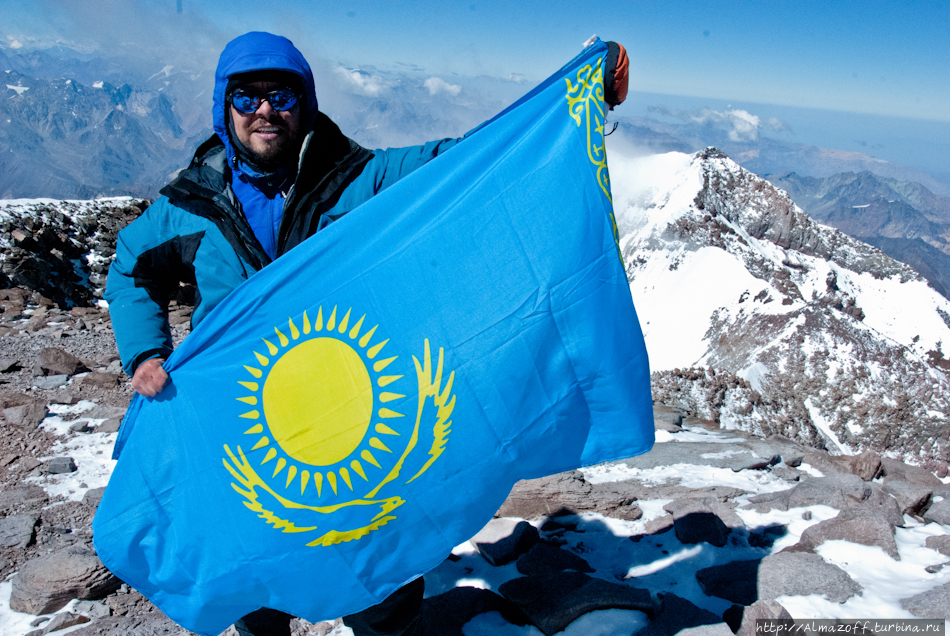 горный гид Андрей Гундарев (Алмазов) на вершине Аконкагуа Гора Аконкагуа (6961м), Аргентина