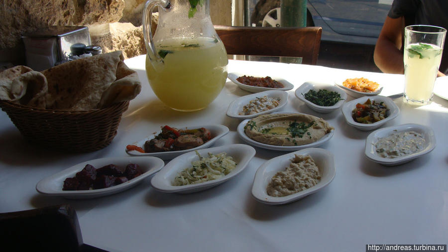 В ресторане подают сразу 11 салатов Израиль