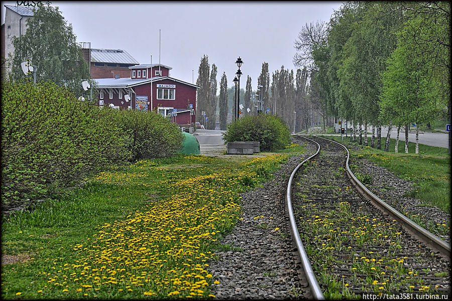 Вдоль набережной проходит железнодорожная ветка.