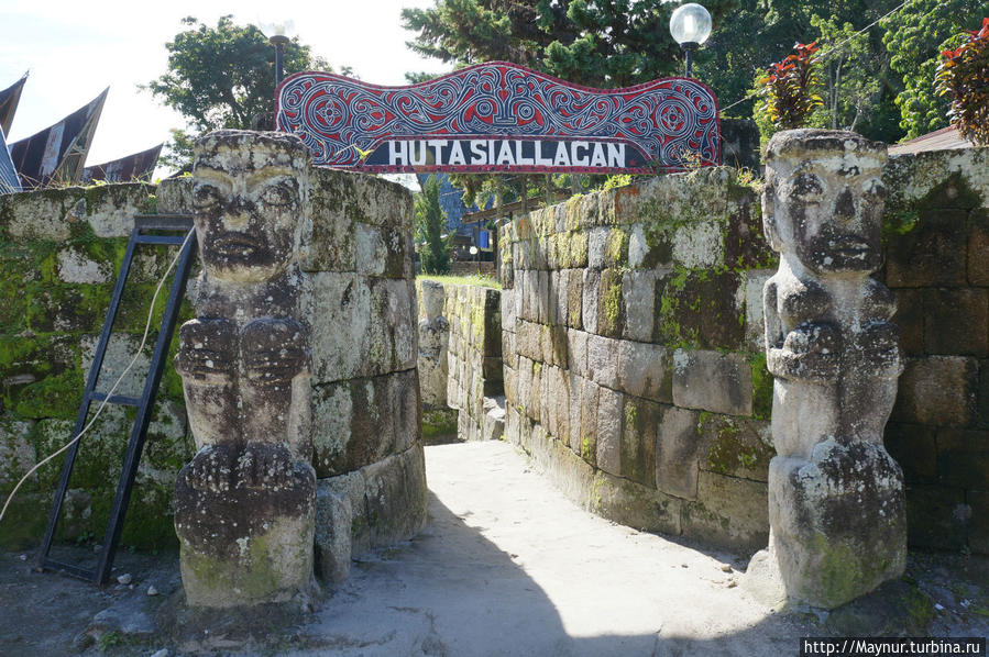 Главный  вход   в   музей   под   небом. Медан, Индонезия