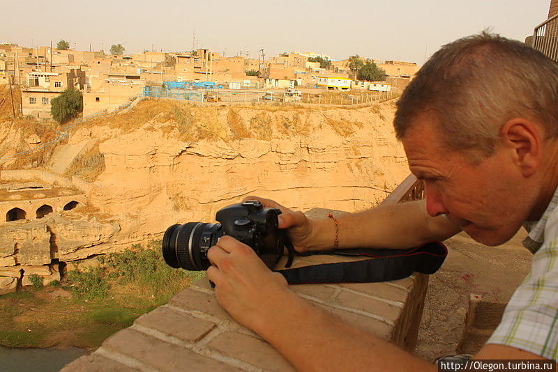 Валера Шанин с фотоаппаратом — целится своим фоторужьём на объект ЮНЕСКО Провинция Хузестан, Иран